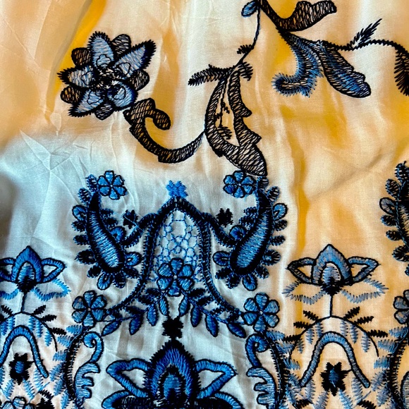 Parker off the shoulder blouse. XS. Flower embroidery - Picture 3 of 9